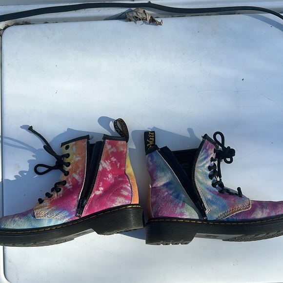 Dr. martens boot. KIDS DR MARTENS size 13c used. Rainbow Tie Dye. - Picture 3 of 5